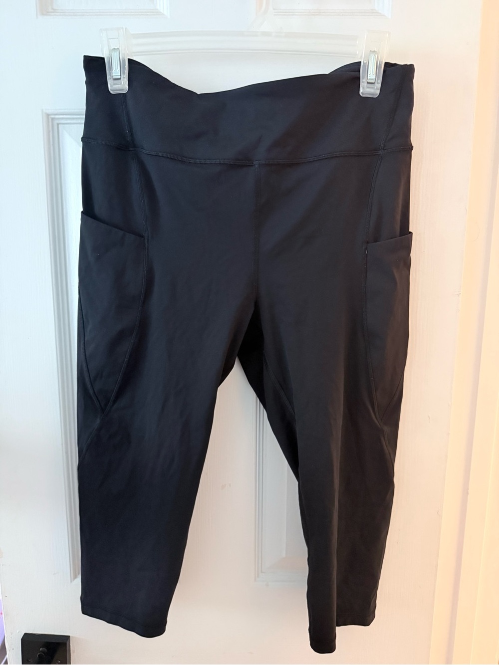 Lululemon Black Cropped Active Leggings with Side Pockets size 10
